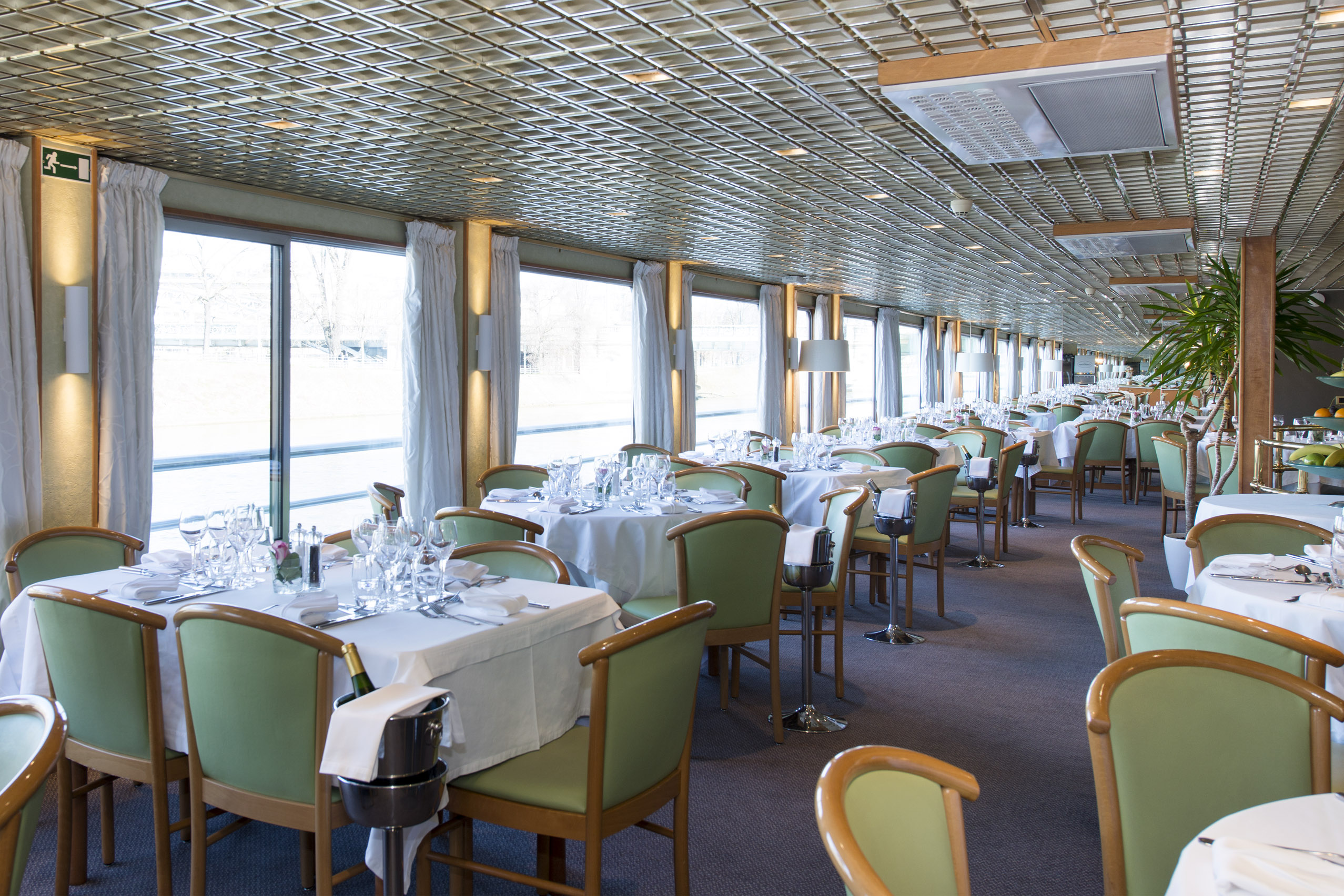 CroisiEurope MS Botticielli Restaurant 1.jpg